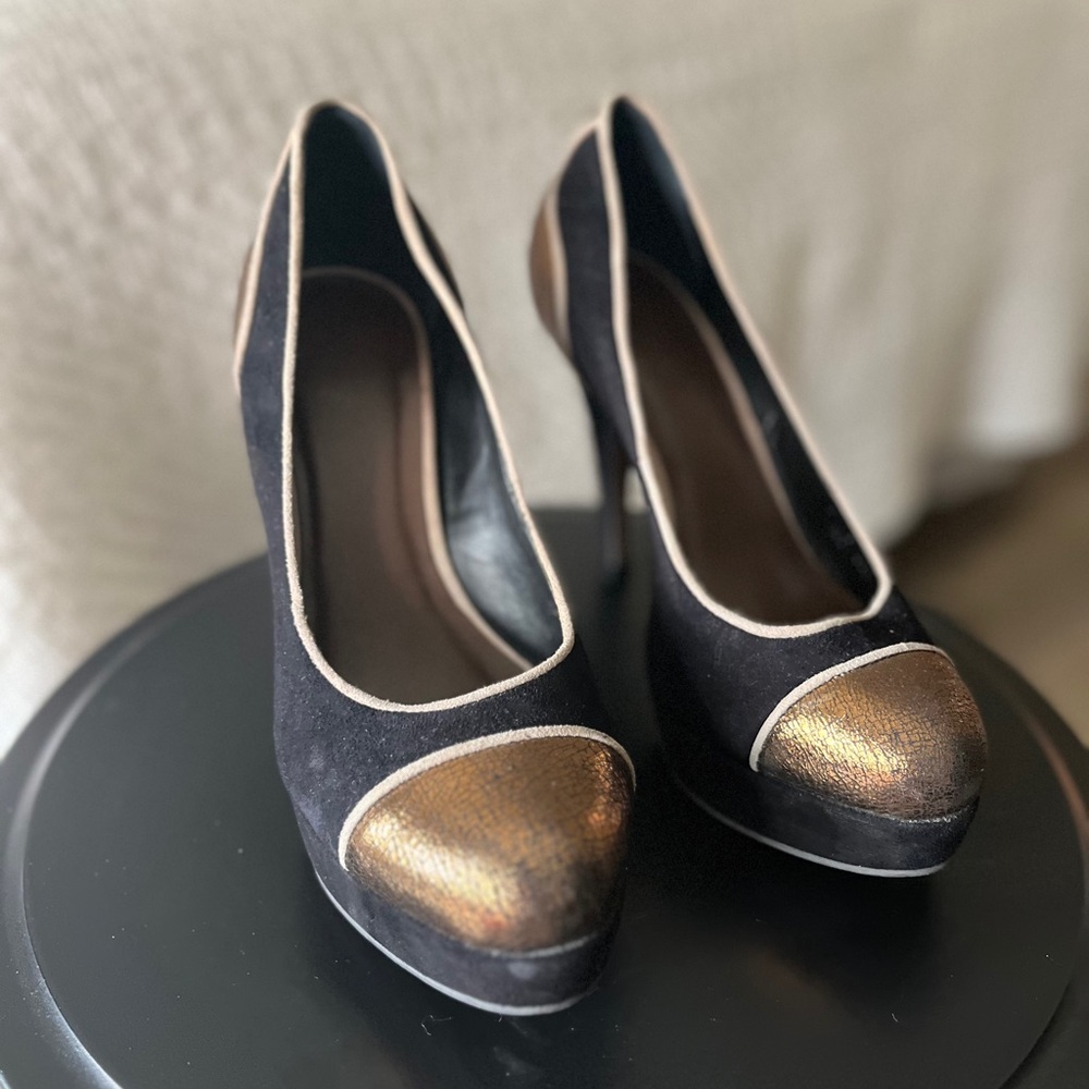 Black and gold beautiful unique heel!